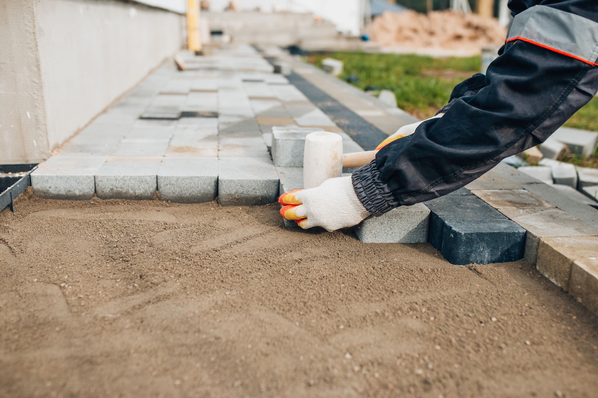 Construction of a path on the site around the house